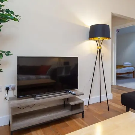 Modern 2 Bed Attic Apartment In Brixton